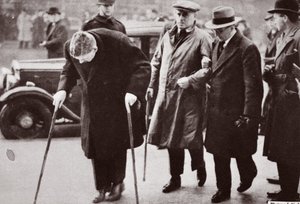 Minder mobiele mensen vermijden de menigte buiten Westminster Hall tijdens het opbaren van George V, 1936